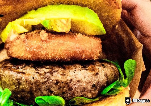 Học nấu ăn trực tuyến: ăn một chiếc burger thức ăn nhanh.