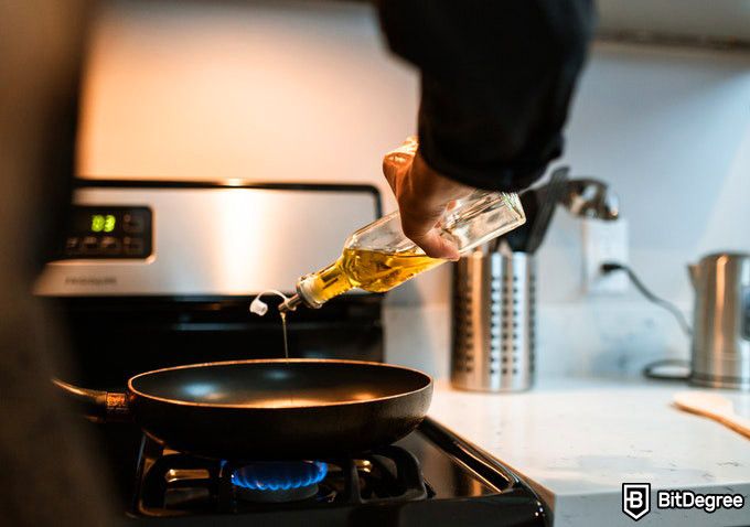 Học nấu ăn trực tuyến: đầu bếp đổ dầu vào chảo