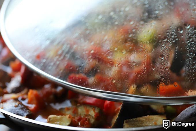 Học nấu ăn trực tuyến: nấu rau trong chảo