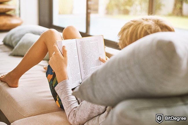 Cách học tại nhà: Một đứa trẻ đang đọc sách.