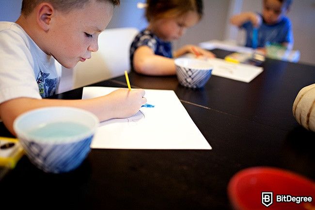 Cách học tại nhà: Trẻ em đang học trong một trường học nhỏ.