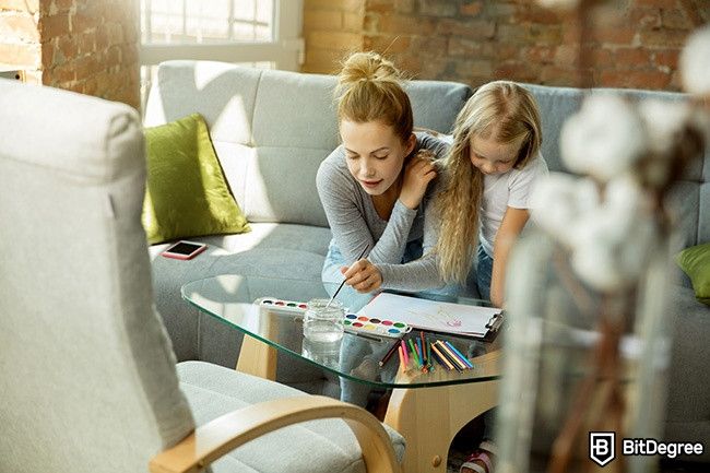 Cách học tại nhà: Một phụ nữ và một bé gái đang học vẽ ở nhà.