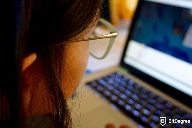 Cách học tại nhà: một phụ nữ đang học trên máy tính xách tay.