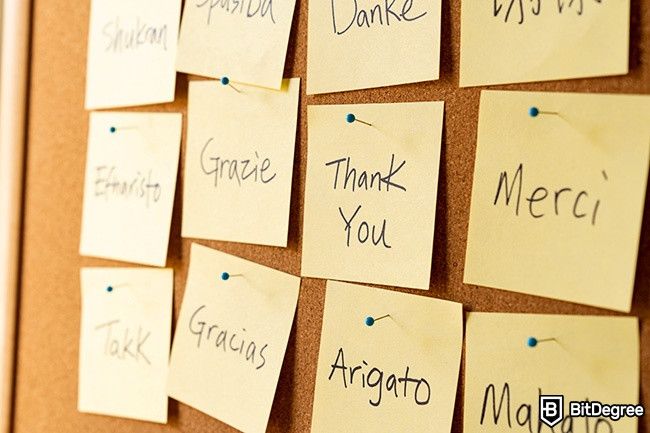 Cách học tiếng Anh: Một bức tường ghi chú sau đó nói Cảm ơn bằng nhiều ngôn ngữ.