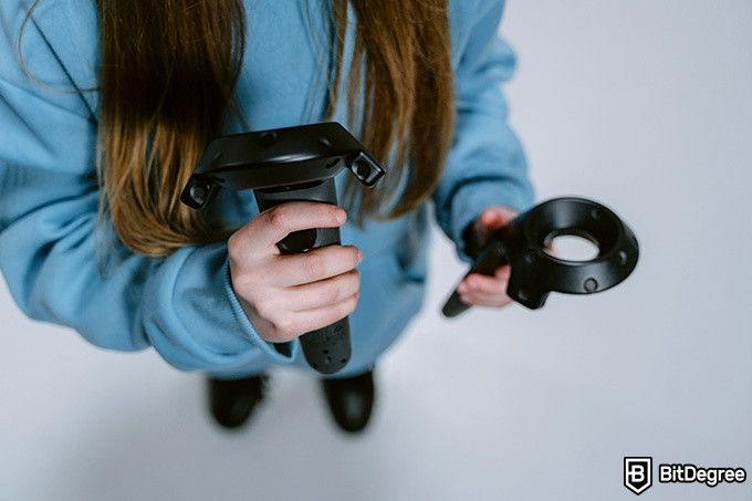 Hybrid Learning: a girl is holding VR controllers.