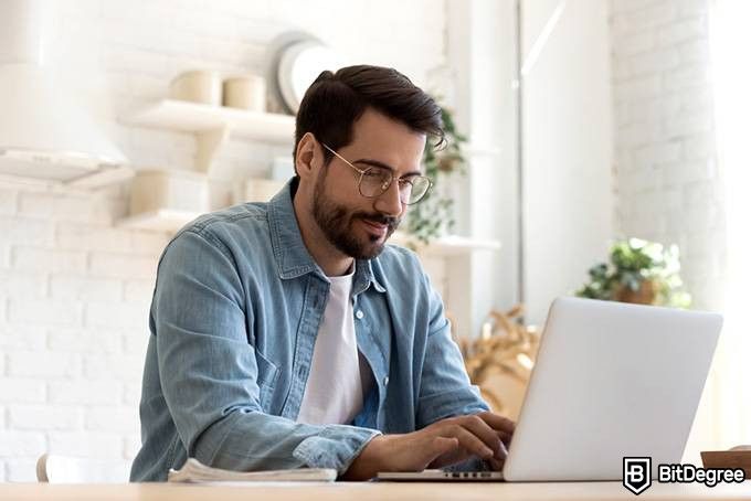 Belajar coding: lelaki sedang menggunakan komputer