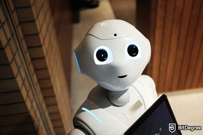 Online Artificial Intelligence Course: cute smiling robot.