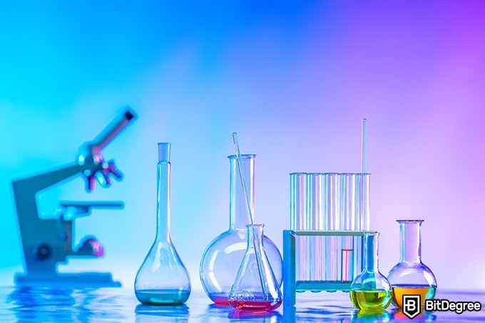 Melhor Curso de Bioquímica Online: Béqueres e microscópio.