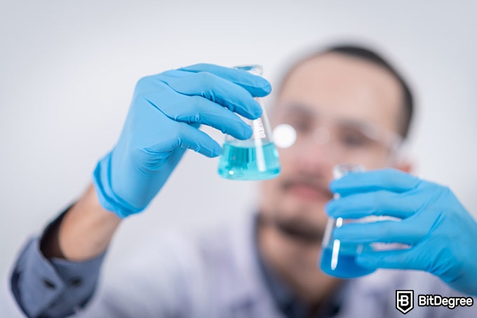 Cursos de Biología: Un Hombre Mirando Pociones.