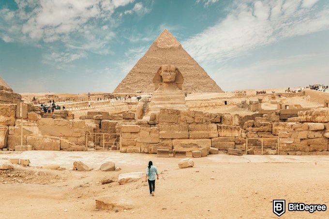 Online history courses: pyramid and sphinx