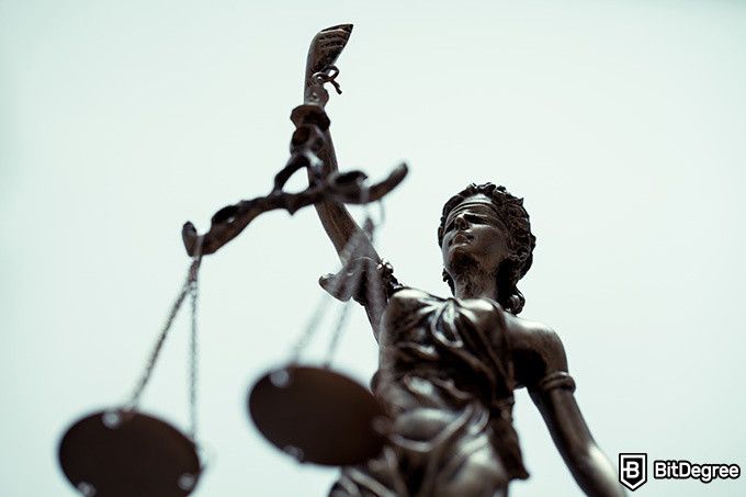Cursos de derecho online: Estatua con balanza.