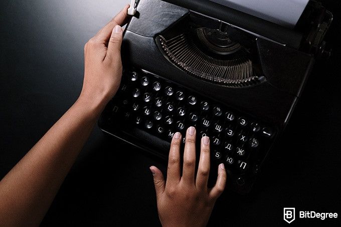 Khóa học văn học trực tuyến: máy đánh chữ.