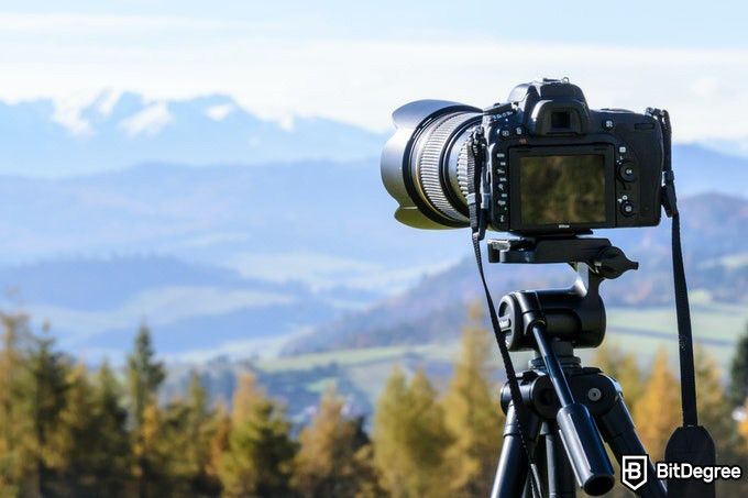 Online photography classes: photo camera in mountain scenery