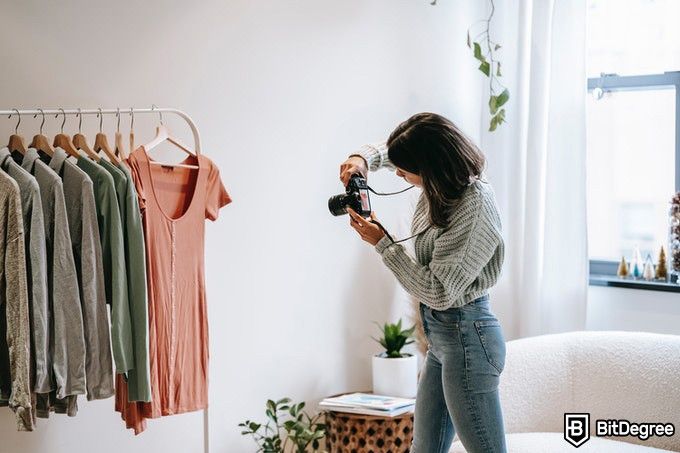 Online photography classes: taking picture of a clothes rack