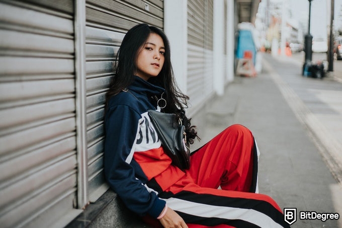 Online photography classes: a girl sitting on the street