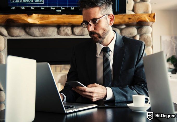 Online sales training: businessman at a desk