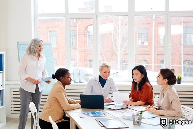 Online social sciences degree: five women are working together.