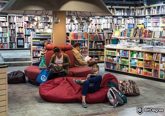 Online teaching courses: people reading in a library.