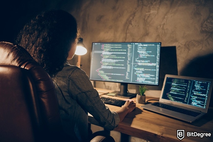 Python classes: woman programming on the computers.