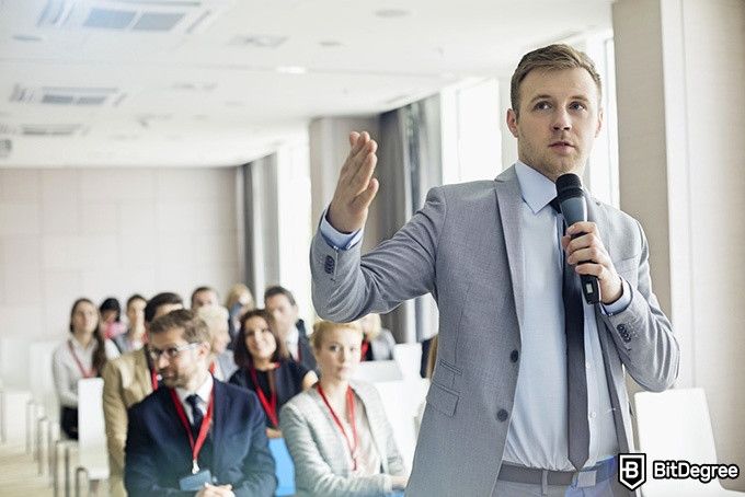 Курсы LinkedIn Learning: мужчина выступает перед аудиторией.