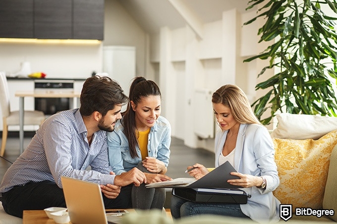 Cursos de Bienes Raíces Online: Agente haciendo papeleo.