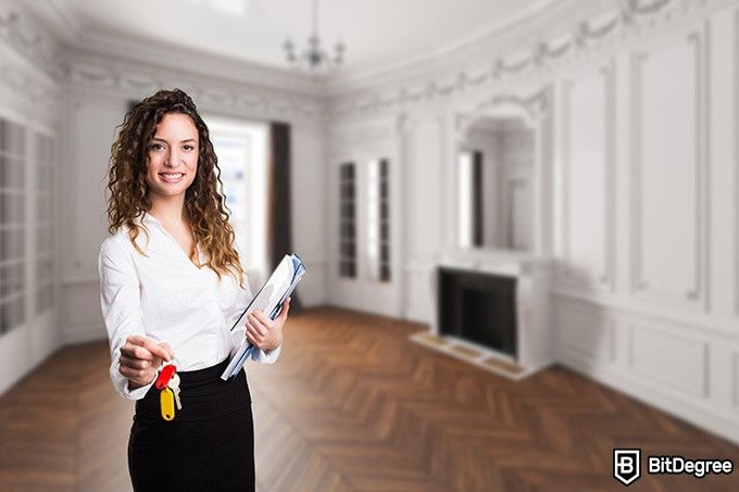 Real Estate Classes Online - woman holding a bundle of keys.