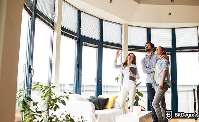 Real Estate Classes Online - realtor talking to a couple about a sunroom.