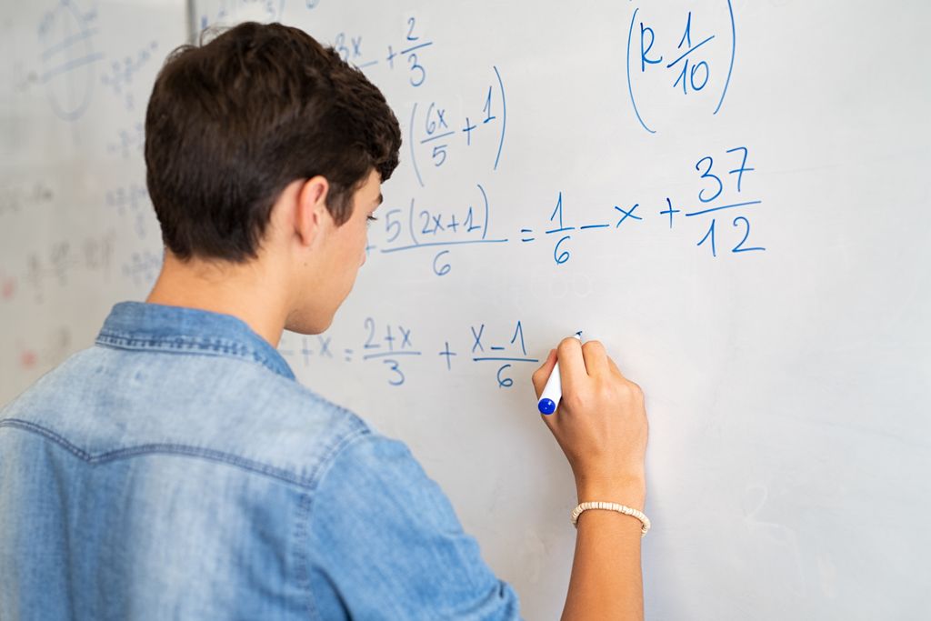 Курс алгебры: парень решает уравнения.