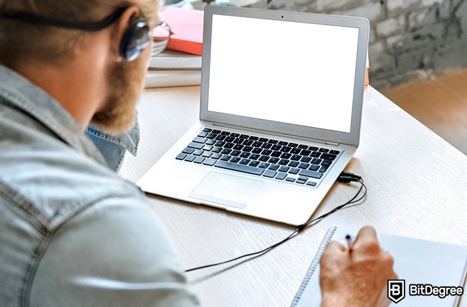 Curso de Ciencias de la Computación Harvard: Hombre estudiando en línea.