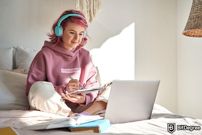 Udacity как создать стартап: девушка учиться онлайн.