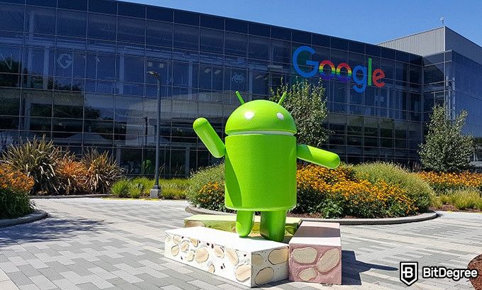 Nanodegree de Android Udacity: La oficina central de Google, y la mascota de Android frente a ella.