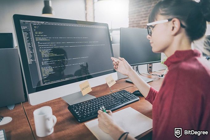 Введение в программирование Udacity: девушка работает с кодом.