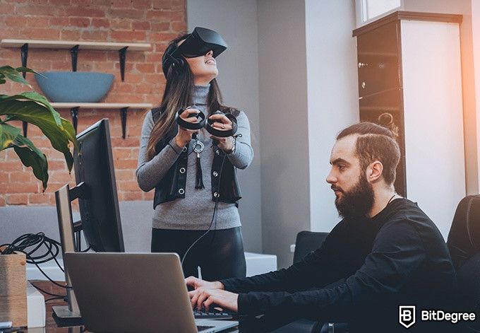 Udacity VR Nanodegree: люди тестируют очки VR.