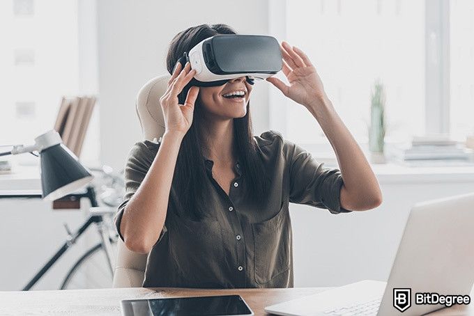 Udacity VR Nanodegree: женщина работает с очками VR.