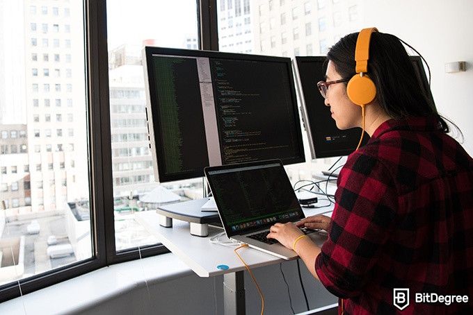 SQL Udemy: Mujer escribiendo código.