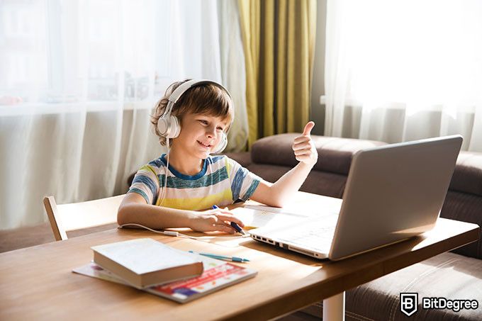 Онлайн обучение: мальчик учится онлайн.