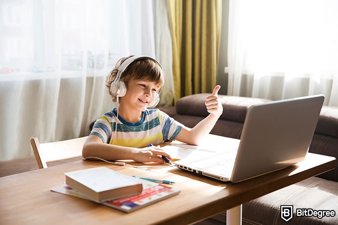 Educación Virtual: Niño estudiando online.