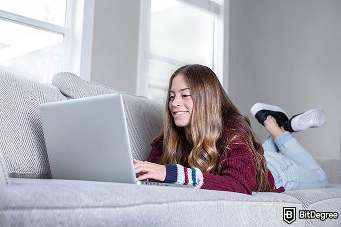 Онлайн обучения: девушка за ноутбуком.