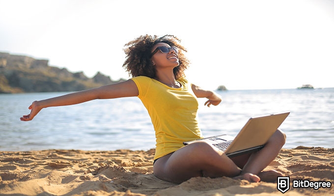 Educación Virtual: Muchacha estudiando en la playa.