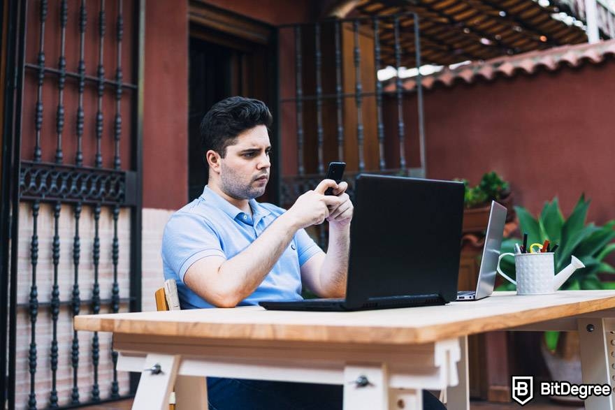 Best crypto trading course: an investor is working outside.