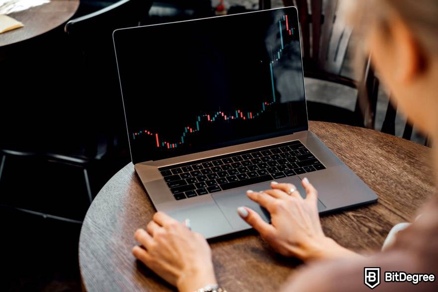 Best crypto trading course: a woman is looking at the crypto market chart.