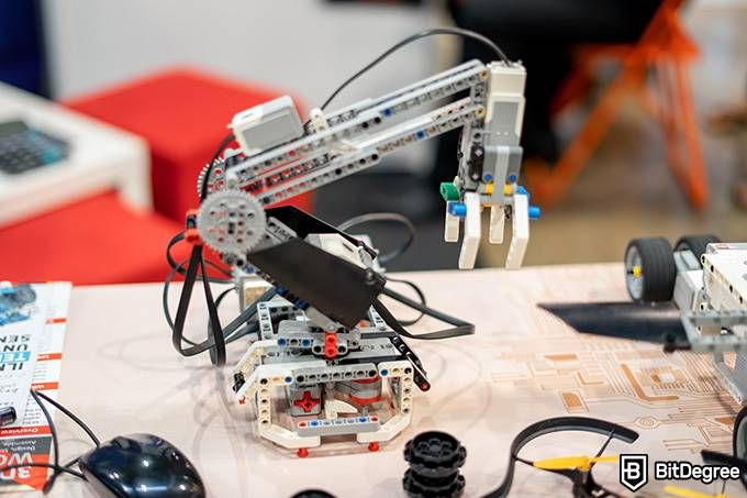 Engineering online degree: a simple programmable robot.
