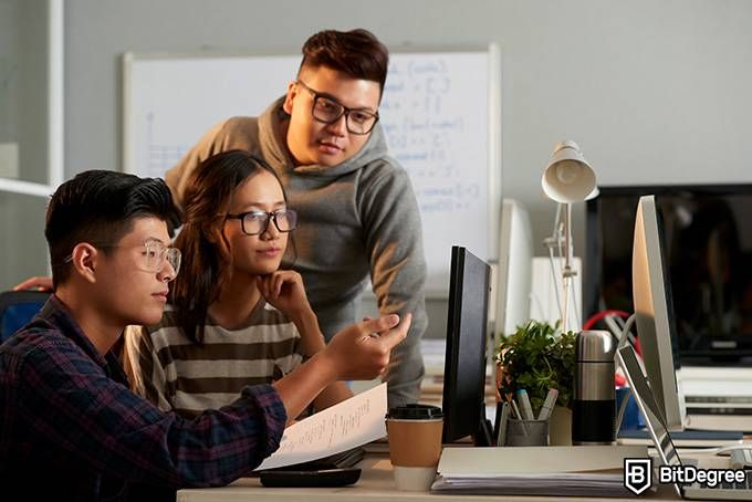 Engineering online degree: three students are looking at a computer.