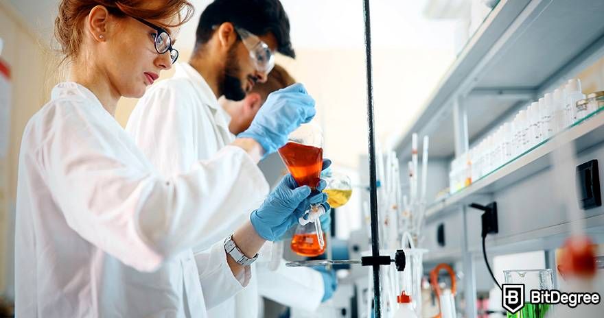 Online chemistry courses: scientists are working in a lab.