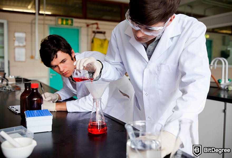 Online chemistry courses: chemistry students are conducting an experiment.