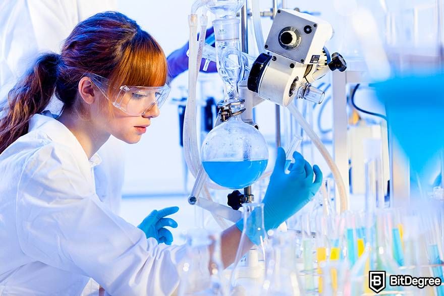 Online chemistry courses: a woman is working with the lab equipment.